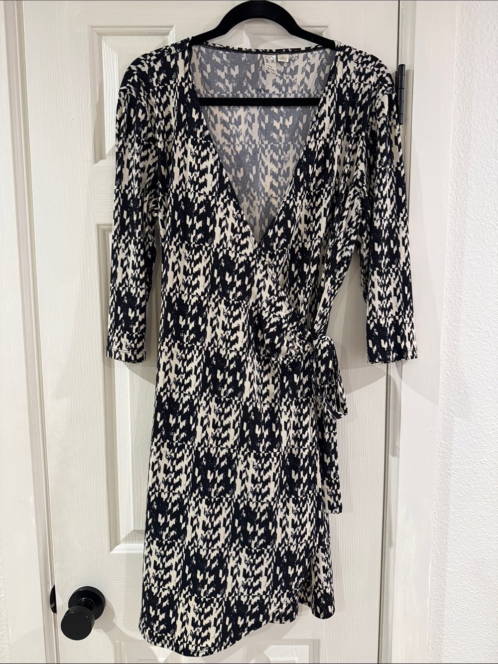 Emma & Michele Above-the-knee Black & Cream Wrap Dress with Tie Waist Size Large